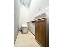 小倉南区東貫１丁目　【一戸建て】 ウォシュレット付きトイレ。手洗いスペースあり。
