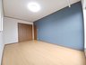 松橋町両仲間（松橋駅） 1590万円 ブルーの壁が印象的な一室です♪お子様のお部屋にも！