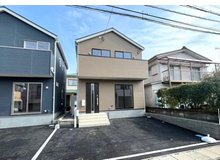 西伊敷４ 2149万円 令和6年2月撮影 駐車2台可。 閑静な住宅街の一画です。