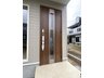 伊敷台４ 2199万円 令和6年2月撮影 お家の顔ともいえる玄関ドアはお洒落なデザインになっています。 タッチキー機能付なのでタッチするだけで解錠することができます♪