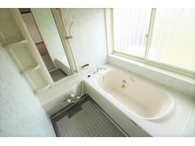 梶尾町（三ツ石駅） 1530万円 １坪タイプのお風呂でゆったりとくつろげるサイズ感。窓も大きく換気などもしやすくなっております♪