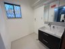 武岡１ 3380万円 収納付三面鏡の洗面台が設置されています。広々使いやすい洗面所です。