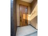大明丘２ 1948万円 令和6年2月撮影 暖かみのある断熱玄関ドアです。 木目調でおしゃれなドアはお家の顔です(*^▽^*)♪