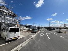 吉野３ 2680万円 令和6年2月撮影 前面道路は9ｍととても広く、歩道もあります。