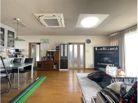 東京塚町　戸建て 陽当たりの良いリビングは天井埋め込みエアコンは近年取り換え済み◎ リビング、ダイニングと別々にスペースをとっても余裕がある広さとなっております。