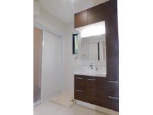 ≪さくらハウジング≫S-pacio（エスパシオ）原良7丁目　2880万円　【一戸建て】 ※イメージ 三面鏡洗面化粧台には豊富なキャビネットがついており、洗面所をすっきりお使頂けます。