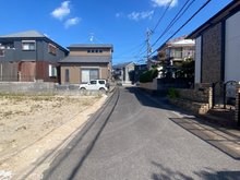 西伊敷７ 2380万円 令和5年10月撮影 閑静な住宅街の一画。