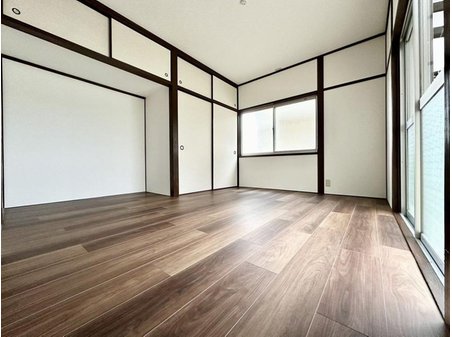 糸島市千早新田　戸建 明るい居室です。通風、採光ともに良好。