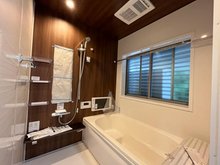 明和２ 3180万円 浴室乾燥やオートバス機能など便利な仕様が搭載されています。 大きなテレビパネルも設置されておりゆっくりと入浴を楽しむことが出来そうです。