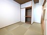 サーパス城西　403号室 現地（2024年5月）撮影 和室には押入もあり、布団もたっぷり収納できます。 ちょっとした寛ぎスペースとしてもおすすめです。