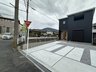 津田新町３ 2498万円 並列で２台停められる駐車スペース