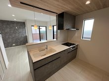 玉里団地２ 2780万円 人造大理石造りのキッチンは日々のお手入れが簡単です。 三口のコンロや食器洗い洗浄機付きと使いやすく機能的なキッチンです。