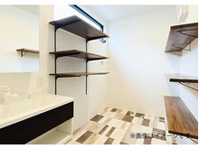 【三洋ハウス】鹿児島市武3丁目　「CASA LAFE」 建売　※建築中　【一戸建て】 洗面脱衣室はスペースを活かし、収納棚を設けています。