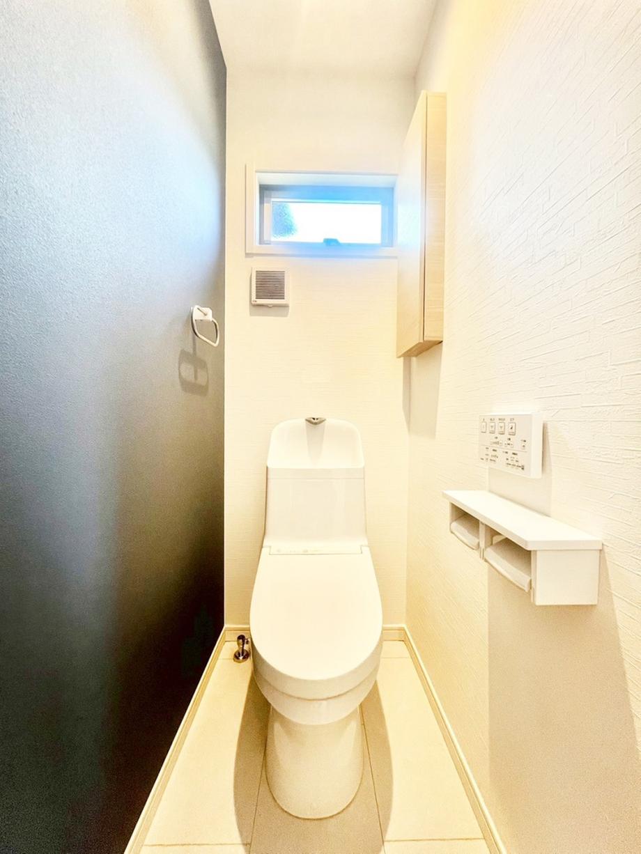 明るく清潔感のあるトイレです。