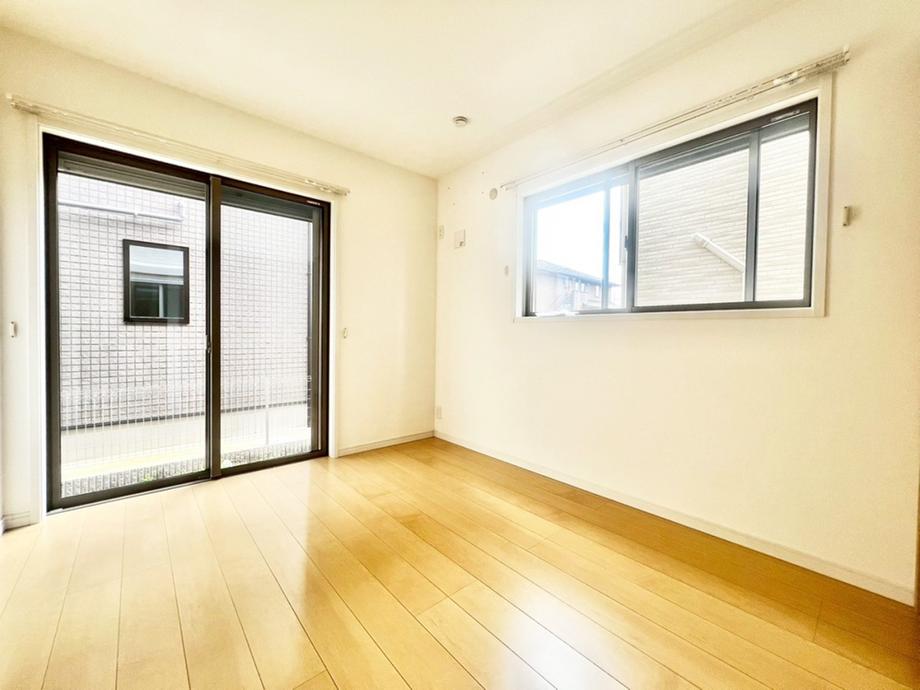 窓からのやさしい光が心地よいプライベートルーム