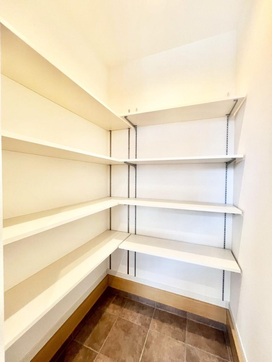 高さを調節できる可動棚付きのシューズインクローク。雨具やベビーカーも置けます。