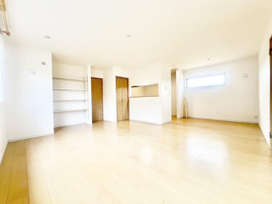 明るい陽光が注ぎ、寛ぎの雰囲気に満たされるリビング・ダイニング。