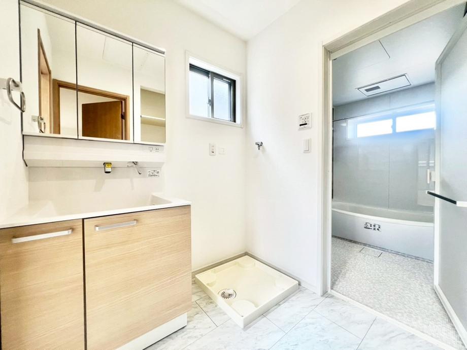 大きく見やすい三面鏡で清潔感ある洗面台は、身だしなみチェックや肌のお手入れにおすすめです。