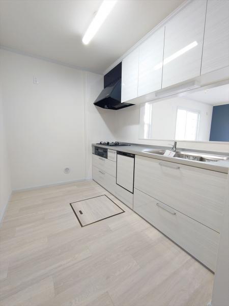 食洗器付きシステムキッチン。床下収納もございます。