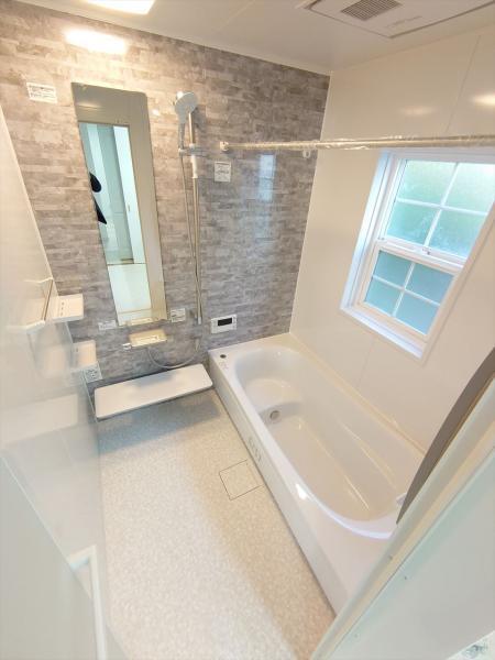 浴室換気乾燥暖房機付きユニットバス。