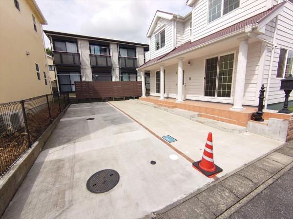 4台駐車可能なカースペースがございます。（車種による）