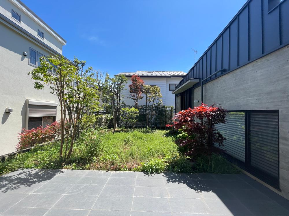 「西鎌倉」駅徒歩６分『RC造のガレージ付き注文住宅』１００坪超の敷地には中庭も