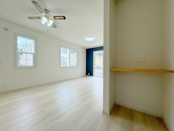 窓からは優しい陽光が射し込みます。