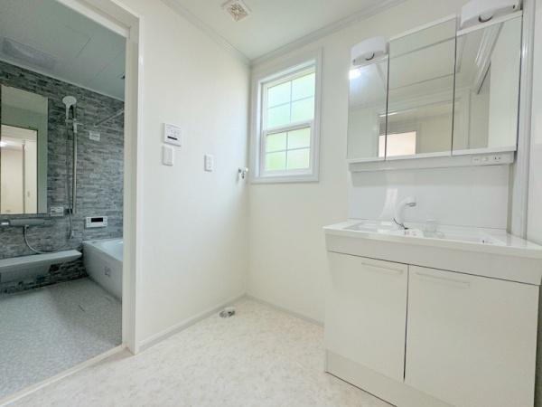 洗面台には収納がついていますので洗面用品やスキンケア用品なども整理できます