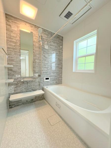 心地よい癒しの空間。洗練されたデザインと機能性が融合したバスルーム。日々の疲れを癒し、リフレッシュできる至福の時間を