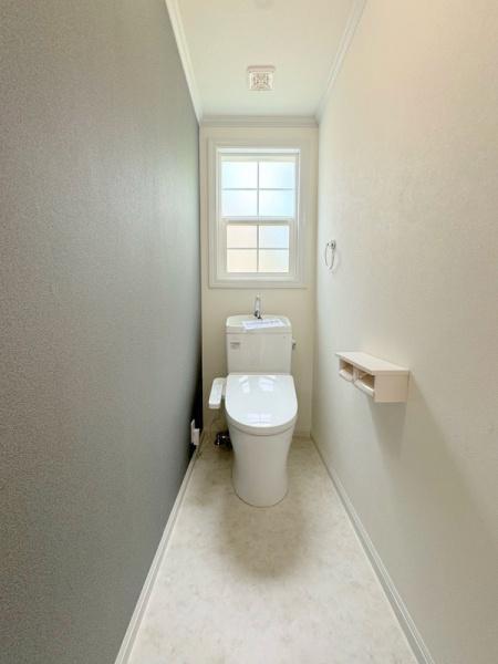 スッキリとした清潔感のあるトイレです。