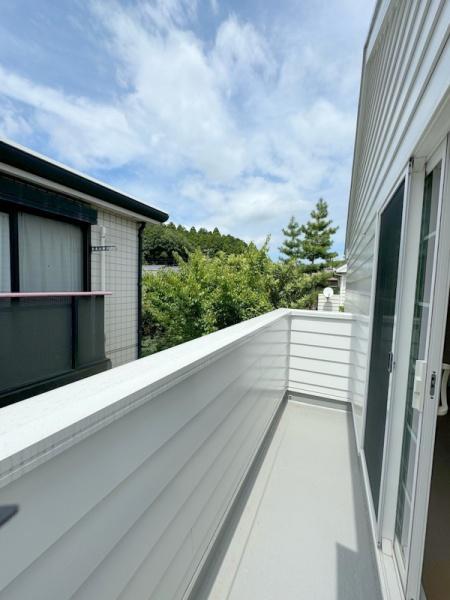 心地よい風と光に包まれる、自分だけの憩いの場。バルコニーは、日常を離れ、リフレッシュできる特別な空間。