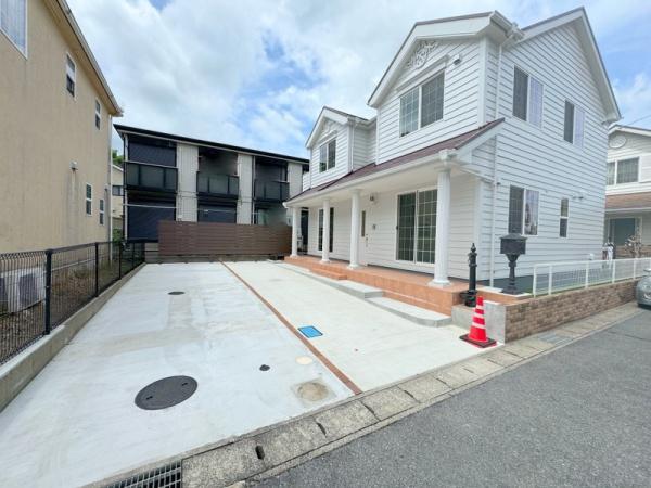 前面道路も広く出し入れしやすい駐車スペースです。