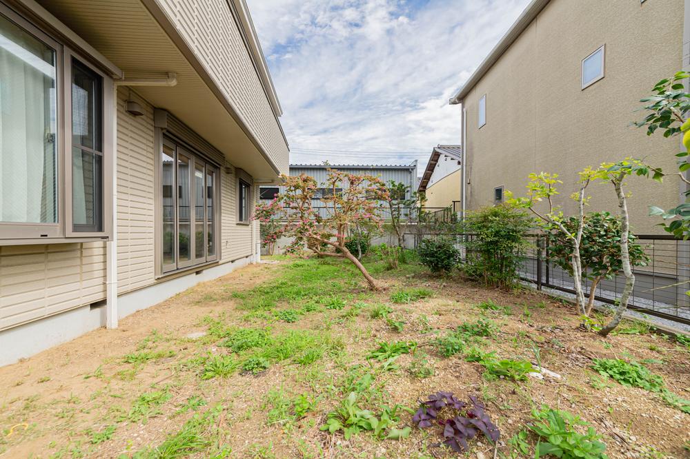 現地（2025年9月）撮影週末には広々とした庭でバーベキューなども、お子様とキャッチボールもできてしまう広さ