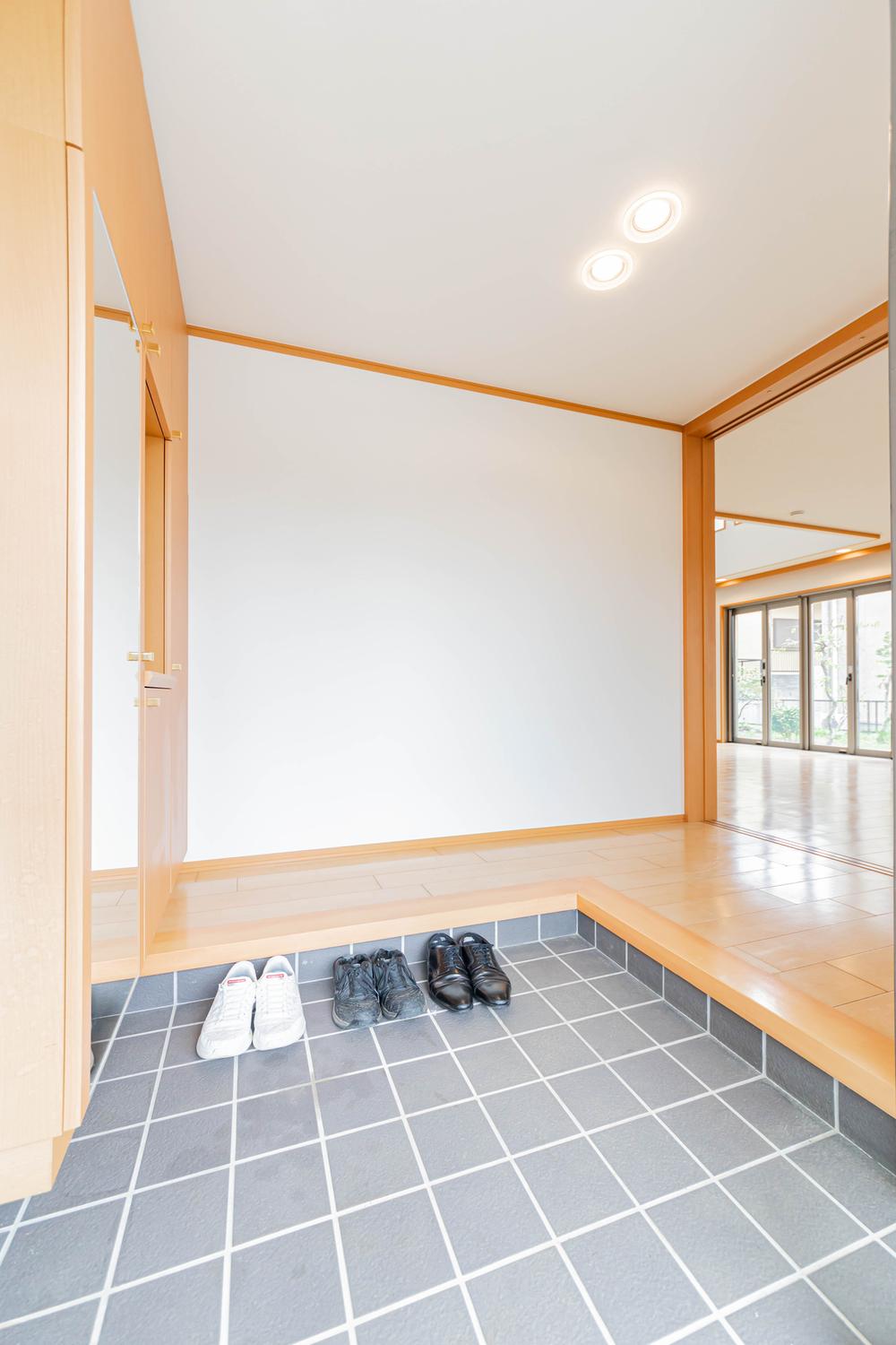 現地（2025年9月）撮影広々とした玄関スペースで大家族でも楽々収納可能な収納力となっております