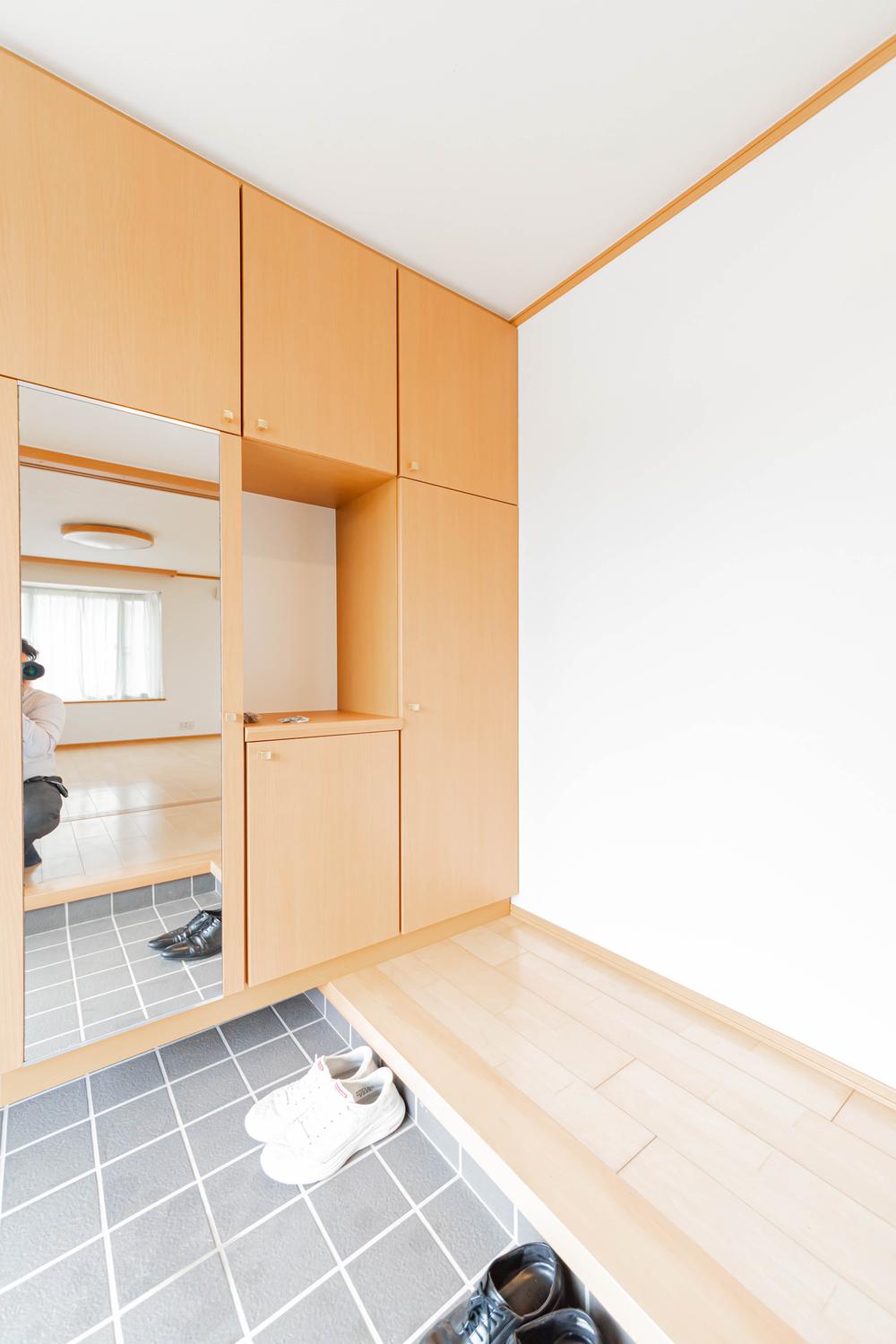 室内（2025年9月）撮影広々とした玄関スペースで大家族でも楽々収納可能な収納力となっております