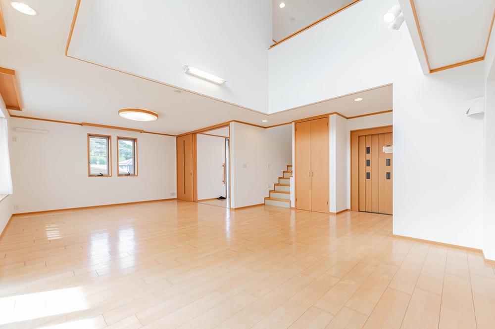 室内（2025年9月）撮影吹き抜け付の開放的なリビング