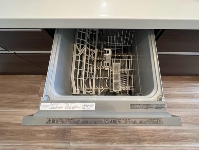 キッチンにある食洗機です。これで洗い物も楽にjなりますね。