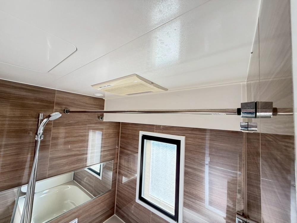 浴室は室内乾燥付きです。雨の日でも安心して服を干すことが出来ます。