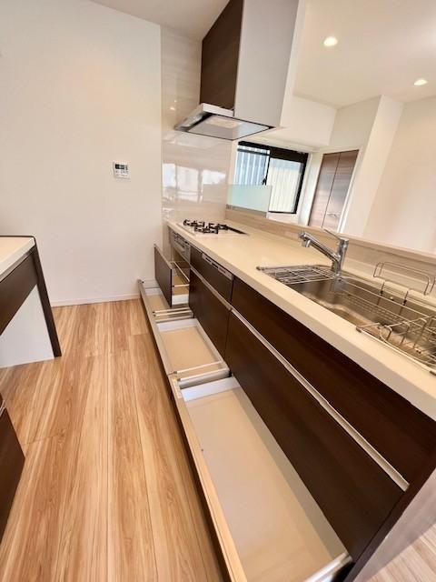 キッチンに沢山の収納スペースがあり主婦にはとっても嬉しいですね。