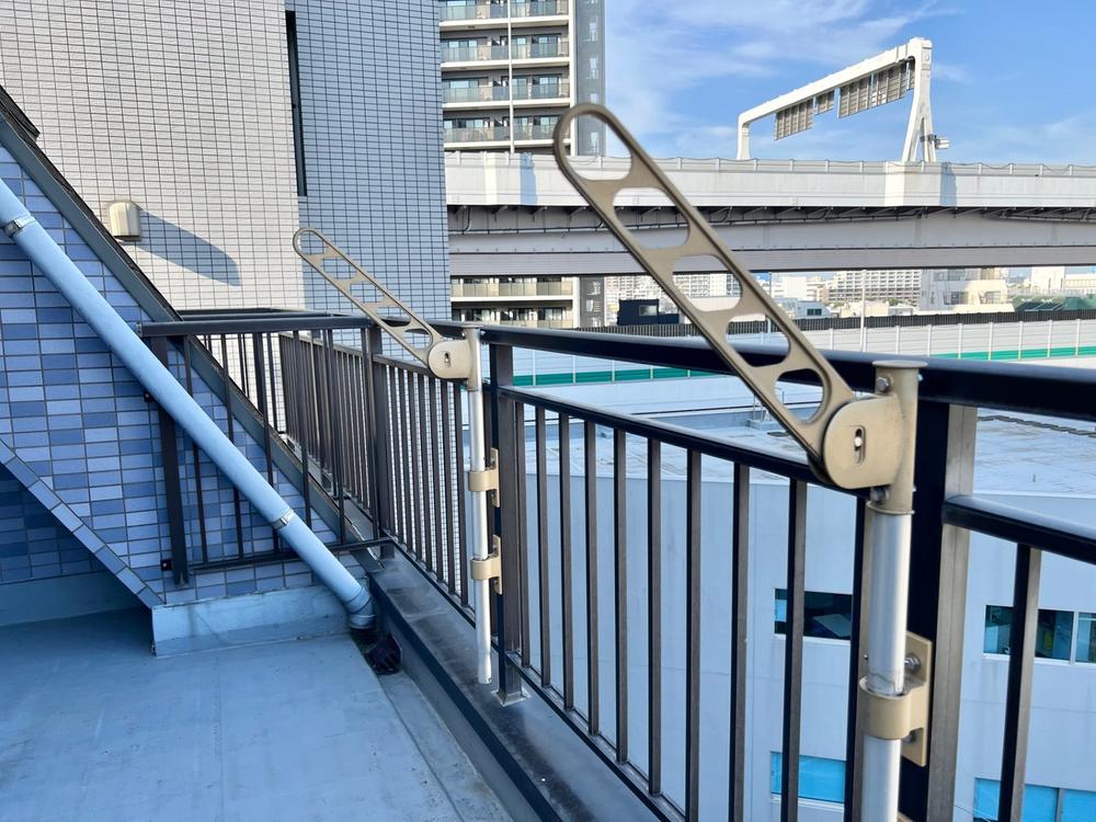 ル－フバルコニ－には竿受け付き。ご家族の洗濯物が多い日も安心です。