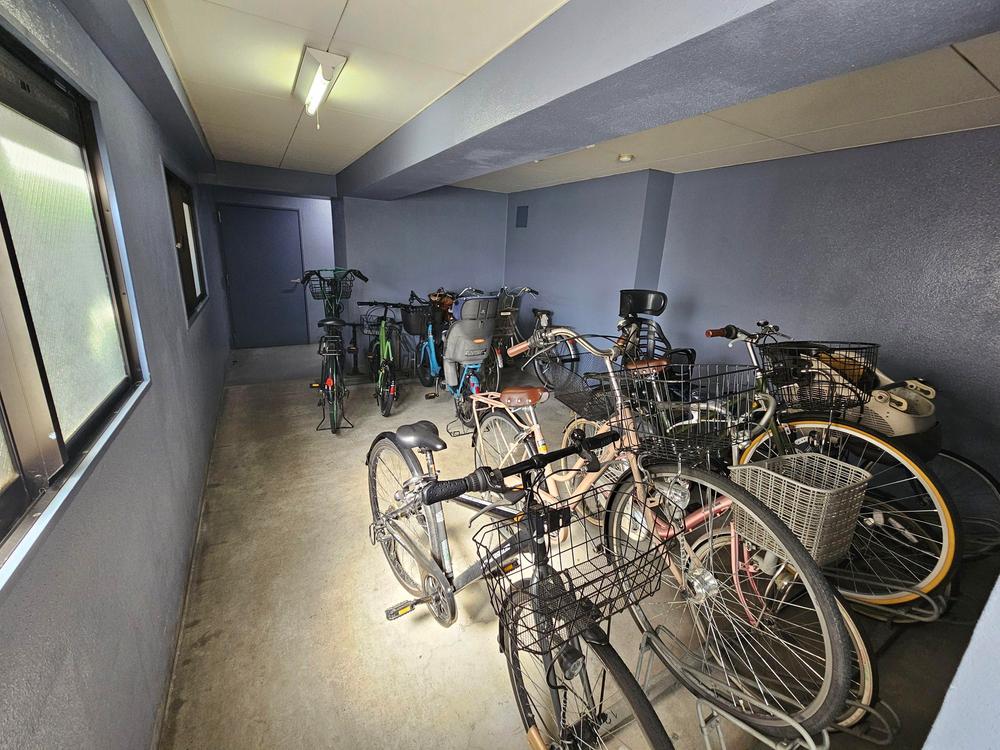 建物内駐輪場施設がございます。