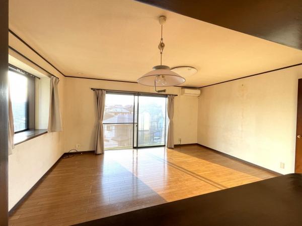 対面キッチンにて、家事を行いながら家族と会話が楽しめます