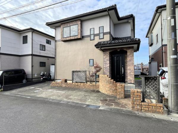 玄関前、おしゃれなタイル張り造作あります。