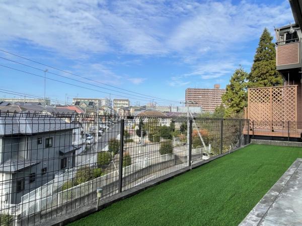 お庭です。人口芝にて綺麗に整備させてます。