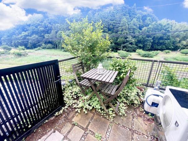 玄関前のスペースはミニテーブルも置ける癒しのコーナー