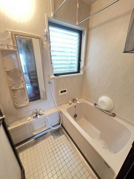 落ち着いたデザインのバスルームで一日の疲れをゆっくり癒せますね