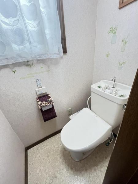 冬でも便座が暖かく清潔にお使いいただける温水洗浄便座です