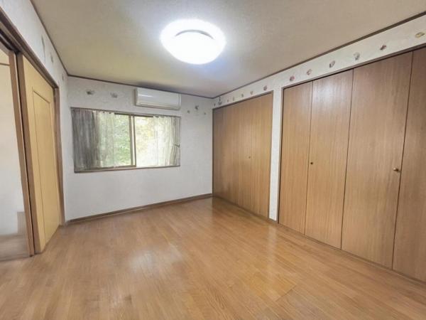 壁一面の大きな収納がある洋室です