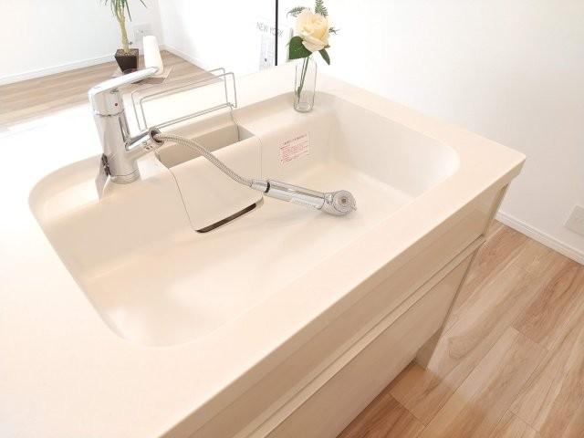 お掃除のしやすいすっきりとしたキッチンです。広めのシンクで洗い物もしやすいですね。<BR>