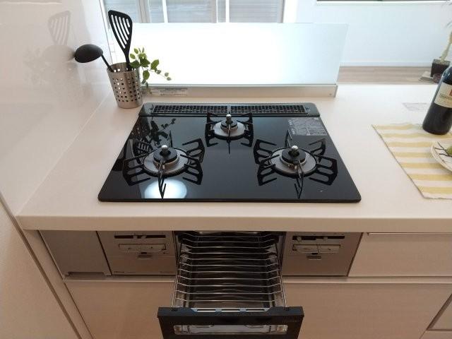 作業スペースも広々のお料理もしやすいキッチンです。三口コンロでお料理もはかどります！<BR>